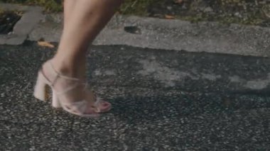 Zarif yüksek topuklu sandaletler desenli bir kaldırımı süsler, güzel bir şekilde gösterişli şık moda ve zamansız zarafet