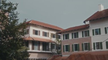 Görkemli ve canlı bir ortamda geçen geleneksel mimarinin büyüleyici güzelliğini keşfedin ve takdir edin.