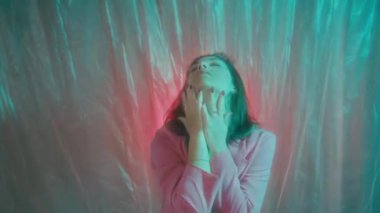 İnanılmaz çarpıcı bir portre. Derin duygular sergiliyor. Canlı, renkli bir arkaplana karşı.