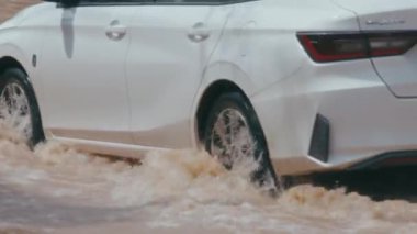 Chiang Mai sel baskını, Kuzey Tayland 'da şiddetli yağmurlar nedeniyle nehir taşkınları. Yüksek kalite 4k görüntü