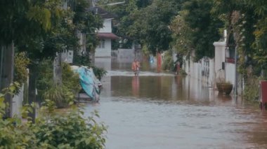 Chiang Mai sel baskını, Kuzey Tayland 'da şiddetli yağmurlar nedeniyle nehir taşkınları. Yüksek kalite 4k görüntü