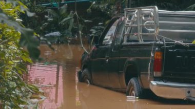 Chiang Mai sel baskını, Kuzey Tayland 'da şiddetli yağmurlar nedeniyle nehir taşkınları. Yüksek kalite 4k görüntü