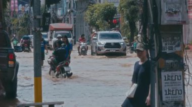 Chiang Mai sel baskını, Kuzey Tayland 'da şiddetli yağmurlar nedeniyle nehir taşkınları. Yüksek kalite 4k görüntü