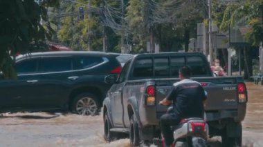 Chiang Mai sel baskını, Kuzey Tayland 'da şiddetli yağmurlar nedeniyle nehir taşkınları. Yüksek kalite 4k görüntü