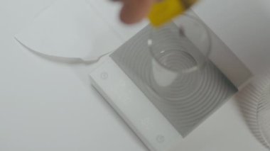 Bu modern cam bardak ile kahve ölçeği kusursuz demleme ve doğru ölçüm için mükemmeldir.
