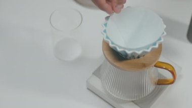 Üst tabaka vitrinlerde bir kahve imalathanesi var. İçlerinde hassas ölçeğinde filtreye yerleştirilmiş kahve var.