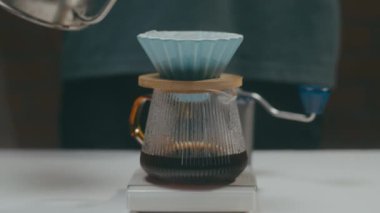 Havadaki zengin kahve aromasını ve demleme sürecini vurgulayan şık bir pourover kahve seti.