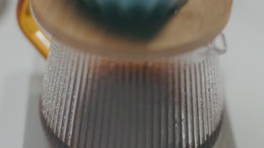 Üst tabaka vitrinlerde bir kahve imalathanesi var. İçlerinde hassas ölçeğinde filtreye yerleştirilmiş kahve var.