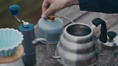 Büyük bir deneyim için gerekli aletleri ve ekipmanları kullanarak açık hava kahve demleme sanatını derinlemesine araştırın.