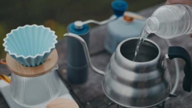 Taze kahve demlemenin huzurlu ve sakin bir sahnesi. Detaylı bir pourover düzeneği kullanarak eğlenmek için.