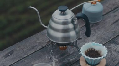 Doğal güzelliklerle dolu huzurlu bir açık hava manzarası sunan güzel sakin bir kahve demleme sahnesi.