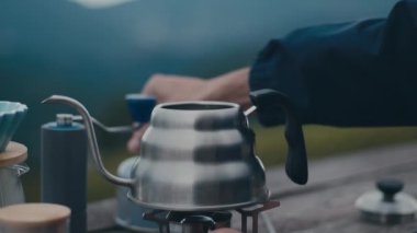 Büyük bir deneyim için gerekli aletleri ve ekipmanları kullanarak açık hava kahve demleme sanatını derinlemesine araştırın.