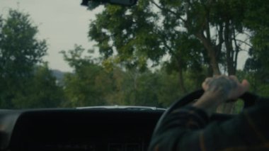 Kaputun altından çıkan dumanı gördükten sonra eski bir arabadan inen köylü kadını taksiden seyret. 