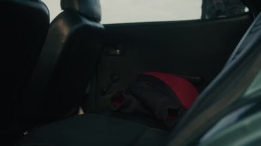 Bozuk bir eski arabadaki köylü kadın ne yapacağını bilmiyor ve yürüyüp gidiyor. 