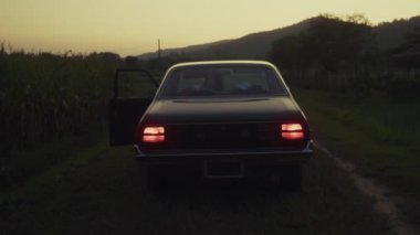 Sakin bir yakınlaşma, derin bir yansıma içinde bir kadın, bir arabada rahatça oturuyor, alacakaranlık yaklaşırken.