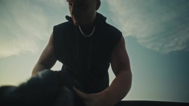 Nefes kesici ve dramatik bir sahne. Bir adam zarif bir arka plana karşı ustalıkla silah kullanıyor.