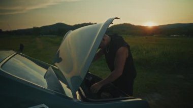 Nefes kesici ve dramatik bir sahne. Bir adam zarif bir arka plana karşı ustalıkla silah kullanıyor.