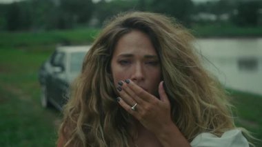 Ağlayan bir kadın ağzından çiçekler tükürür.