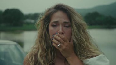 Ağlayan bir kadın ağzından çiçekler tükürür.