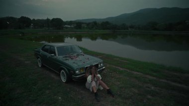 Eski bir arabayla gölün kenarındaki genç bir insanın nostaljiyi anımsattığı derin bir sahne..