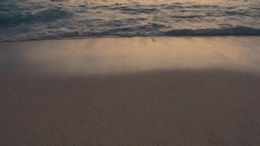 Plaj sahnesinde yumuşak dalgalar ve altın gün batımları var. Rahatlamak için mükemmel bir atmosfer yaratıyorlar.