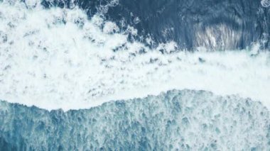 Büyük Dalgalar Suyu ile Mavi Okyanus. Beyaz Büyük Kıvrımlı Hava Görüntülü Deniz Dalgası. Flow High Fwell sineması. Doğal Su Girdap Günü 'nün üstünde. op Shot Soyut Okyanus Manzarası Arkaplanı
