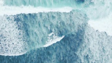 Büyük Dalgalar Suyu ile Üst Görüş Mavi Okyanusu. Beyaz Büyük Kıvrımlı Hava Çekimi Güzel Deniz Dalgası. Soyut Okyanus Manzarası Arkaplanı. Flow High Fwell sineması. Doğal Suyun Üzerinde Dönen Rüzgar Günü