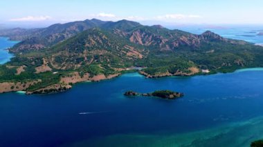 Mavi Su Dalgaları ve Dağ Okyanusu Kıyısı 'nın Deniz Manzarası. Rocky Adası Sahili 'nin Atlantik Doğası' nda seyahat. Orman Toprakları ve Vahşi Deniz Gölleri ile Yüksek Deniz Çekimi