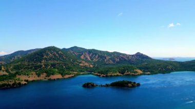 Mavi Su ve Yaz Okyanusu Sahili 'nin Deniz Manzarası. Atlantik Adalarının Rahatlatıcı Doğası 'nda Sahil Tatil Köyü' ne git. Renkli Gökyüzü ve Deniz Gölü ile Panoramik Deniz Havası