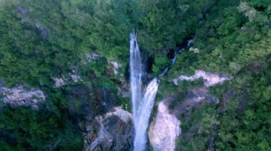 Arial View Yeşil Orman Şelalesi ve Nehirdeki Islak Dağ. Berrak Rocky Woodland Ekolojisi ya da İnanılmaz Yağmur Ormanları Ormanı Sahili. Su Sıçratmalı Renk Panoraması Konsepti