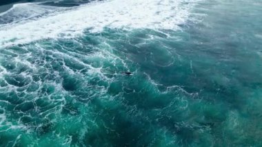 Güzel Deniz Dalgalarında Sörf Yapan Sörfçü Yavaş Hareket. Cool Paradise Macera Adası 'nda Boş Zaman. Blue Big Ocean 'da sörfçülerin eğlenceli bir günü. Fışkıran Deniz Spreyi 4k ile Pro Sağlıklı Stil