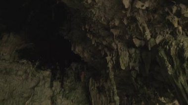 Mineralleri ve karanlık mağarası olan doğal mağara. Arka planda Stalactites ve Stalagmitlerle Taş Mağara. Jeolojik ve Speleolojik Araştırma. Yeraltı Dünyası 'nın Keşfi 4k