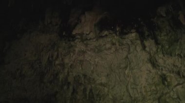Yeraltı Dünyası 'nın keşfi. Mineralleri ve karanlık mağarası olan doğal mağara. Arka planda Stalactites ve Stalagmitlerle Taş Mağara. Jeolojik ve Speleolojik Araştırma 4k