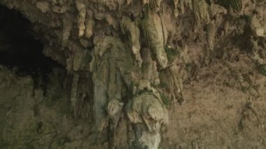 Yeraltı Dünyası 'nın keşfi. Mineralleri ve karanlık mağarası olan doğal mağara. Arka planda Stalactites ve Stalagmitlerle Taş Mağara. Jeolojik ve Speleolojik Araştırma 4k