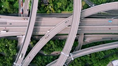 Summer City 'nin Otoyol Yolları ve Güzel Şehir' e Otomobil Yolu 'ndaki hava manzarası. 