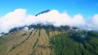 Tropikal Orman Hava Manzaralı Doğa Dağı. Volkan Tepesi 'nin üzerinde Ormanlı Güzel Bulutlar. Tropikal Bölgedeki Görkemli Bulutlar. Drone Shot 'ta Parlak Güneşli Gün. Destansı Top Gezegen Arazisi 4k