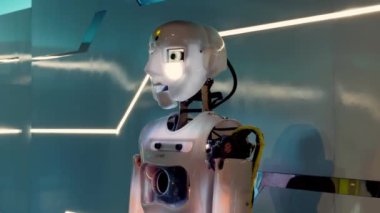Kuala Lumpur - 1 Ocak 2025. Gelecekçi İnsansı Robot Ortamı ve Gelişmiş Işıklandırma Ai Teknolojisi ile Aydınlanmış. Modern yüksek teknolojili robot vücudu. 4k Kişisiyle Yapay Zeka kavramı