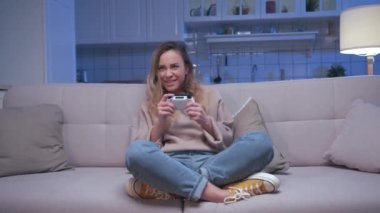 Bir Pretty Woman Video Oyunu Oynuyor ve Modern Kontrolcü Kullanıyor. Yetişkin Kız Ekrana Bakıyor ve Oyun Alanı Joystick 'iyle Eğleniyor. Evde Çekici Kadın Hobisinde Şans ve Zaferi Kaybediyor