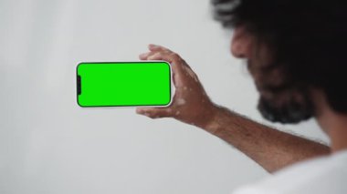 Boş Yeşil Ekran Kapaklı Genç Yetişkin Adamın Eli 'ndeki Dijital Akıllı Telefon. Mobil Telefon Model 'inde İnsan Görünümü. İzle ve İnternet Sosyal Medyasını, Aramaları, Haberleri Oku, Uygula, çok