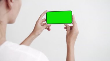 Genç Kişi Yeşil Ekran Krom Anahtarlı Akıllı Telefon Kullan. El Cep Telefonu Model 'i Kız Tutma. Konsept İzleme ve Gösterme İnternet Sosyal Medya, Video Aramaları, Okuma Haberleri, Uygulama, E-Alışveriş, Film