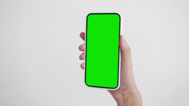 Genç Kişi Yeşil Ekran Krom Anahtarlı Akıllı Telefon Kullan. El Kucağında Tutulan Kız Cep Telefonu Model Pep 'i. Concept Watch Show İnternet Sosyal Medya, Aramalar, Okuma Haberleri, Uygulama, iot, E-Alışveriş