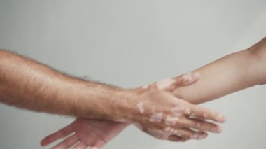 El ele tutuşup yakın plan çekimde yardım etmek. Yetişkin Kadın ve Erkek Başarılı Ortaklar Sendikası Anlaşması. Konsept Kol Yardım Kişi Vermek. Saygı ve uyum içinde bir yaşam. Tokalaşan Kız ve Erkek