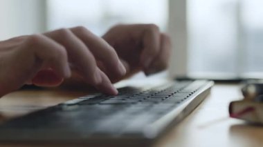 Man Hands, Şirket Çalışma Alanı 'nda Bilgisayar Klavyesine Yazıyor. Erkek Patronun Yaşam Tarzı ya da İşletme Yöneticisi E- posta Bilgileri ya da Web Sitesi Kodu. Yazar ya da Gazetecinin Uzaktan Çalışması