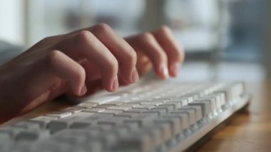 Ev Kapanışı 'nda Masaüstü Bilgisayarı' nda çalışan adam. Guy Hands, klavyeye içeride yazı yazıyor. Ofisteki Sekreter bilgisayarda çalışıyor. Modern Uzaktan Serbest Mesaj Yazmak için Bilgisayar Kullanımı. Aygıt Makro Ayrıntıları