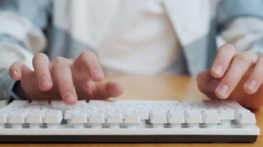 Bilgisayardaki Klavyede Yazan Çocuğun Elleri ya da Web Sitesi Metni Kapat. Erkek Kişi Mesafe e-öğrenim sitesinde ya da Kod Geliştirme Zamanı 'nda Ödevini Yazıyor. Öğrenciler için Yaratıcı Ofis Teknisyeni