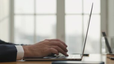 Man Hands Bilgisayar Klavyesinde Bilgisayarı Yazıyor. Kapatın. Erkek Patronun Yaşam Tarzı ya da İşletme Yöneticisi E- posta Bilgileri ya da Web Sitesi Sayfa Kodu. Çalışma Alanında Yazanın Uzaktan Çalışması