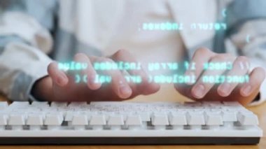 Bilgisayar Klavyesindeki Genç Bilgi İşlem Daktilo Programlama Kodu Kapat. Meşgul Adam Siber Ağ 'da Sinirsel Ağ Yaratıcı Web Tasarımı Bilgilerinde Sörf Yapıyor. Akıllı İşadamı veya Hacker Bilgisayar Tekniğini Öğreniyor