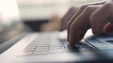 Çalışan Adam 'ın Klavyesine Eller Yazı Yazıyor. Yakından. Yetişkin Erkek Öğrenci Eğitimi Oda Arkaplanındaki Bilgisayar ekranına bakıyor. Web Verilerini Yönetmek için Tuşlara Dokunan Akıllı Kişi