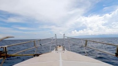 Boats Bow 'dan güzel Okyanus Manzarası. Mavi Gök 'e Karşı Dramatik Bulutlar Var. Seyahat veya Deniz Projeleri için ideal. Sakin Sularda Macera Aramak için Mükemmel. 4k