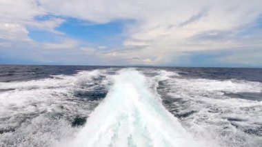 Okyanus Dalgalarının Güzel Manzarası Bulutlu Gök Güzeli Altında Doğanın Hareketi Altında Uyanış